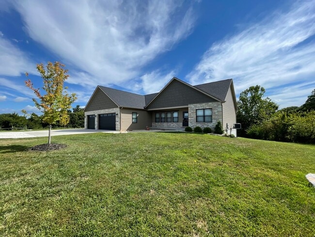 Building Photo - Beautiful 3 Bed / 2 Bath Home with 3-Car Garage!