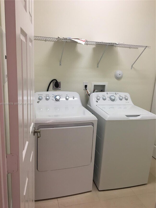 Building Photo - 191 SE 35 Ave