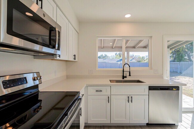 Building Photo - Lovely Chandler Home near everything!