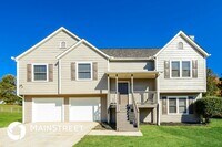 Building Photo - 32 Emerald Pines Ln