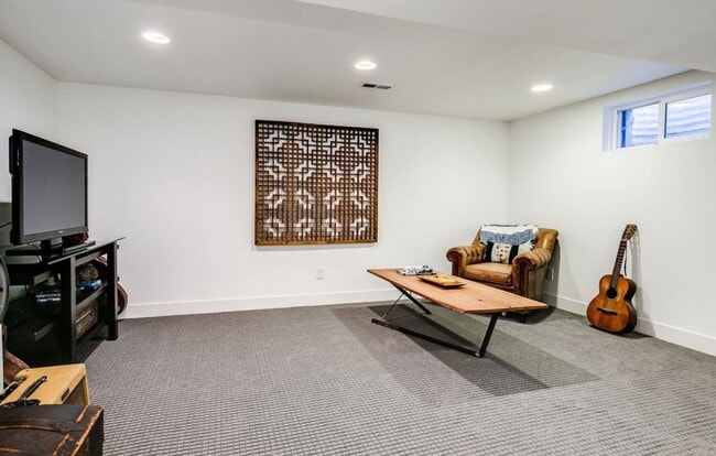 Building Photo - LOHI DUPLEX AVAILABLE IN JUNE