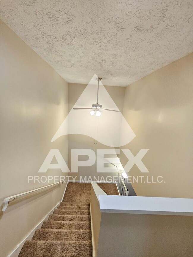 Building Photo - Spacious 3 Bd 2.5 Ba Condo w/Carport in heart of West Knox!