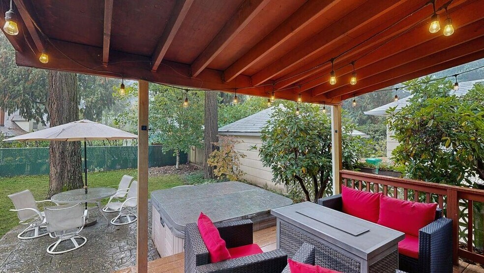 Building Photo - Cozy home with fenced yard and hot tub in NE Portland