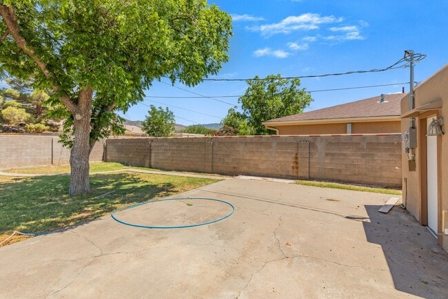 Building Photo - Spacious 4 Bedroom Home