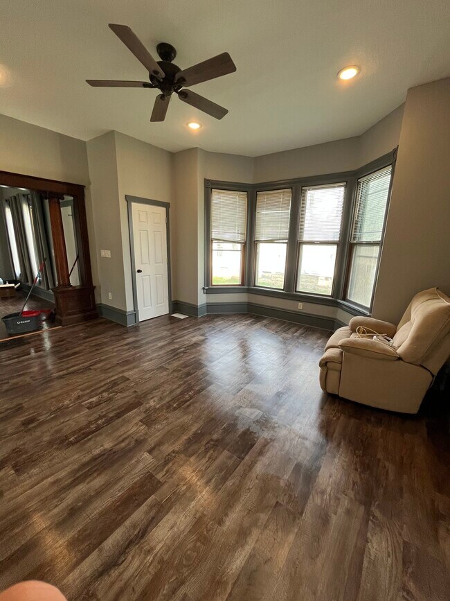 Building Photo - 532 Otter Ave