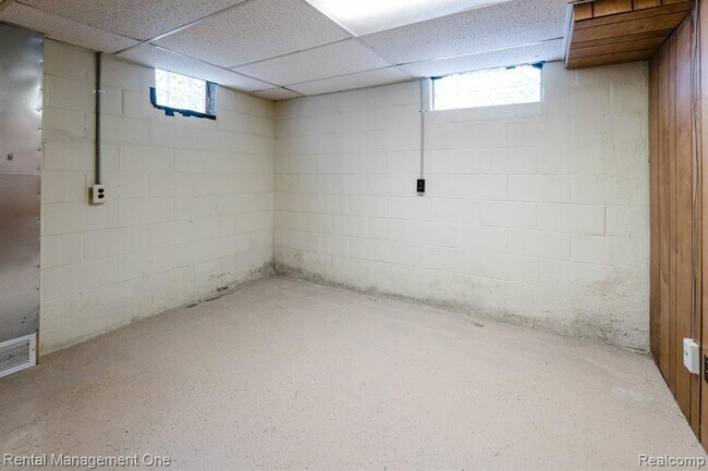 Building Photo - 3354 Monroe St