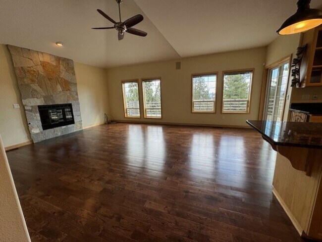 Building Photo - MOVE IN SPECIAL $1000 OFF FIRST MONTHS REN...