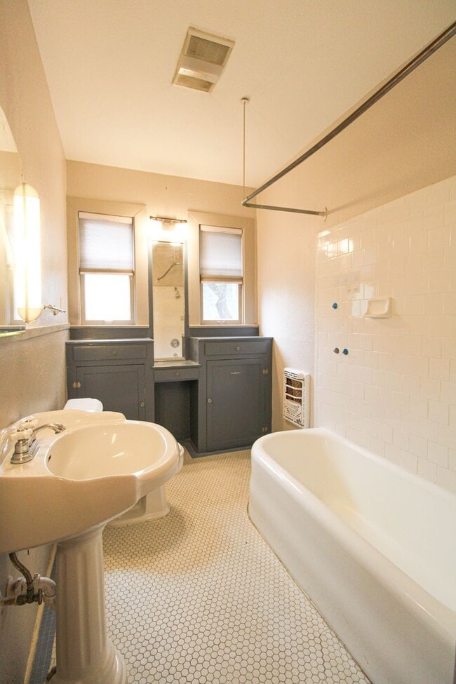 Building Photo - 438 W Rosewood Ave