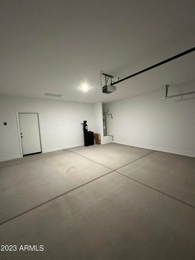 Building Photo - 1128 E Horro Rd