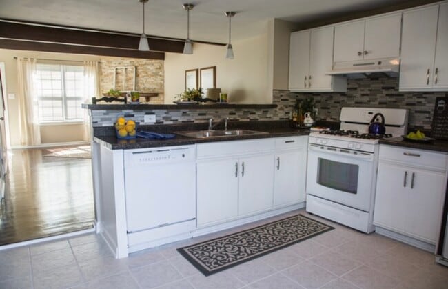 Building Photo - 460 Meadow Hill Ln