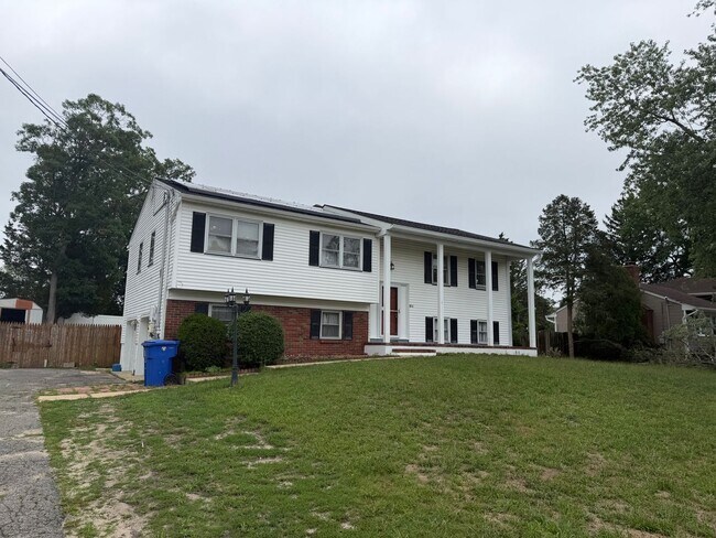 Building Photo - 536 Skylark Dr