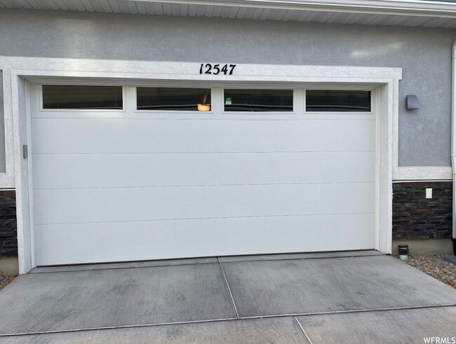 Building Photo - Modern Townhome