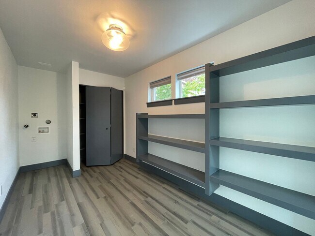 Building Photo - AJJ1438