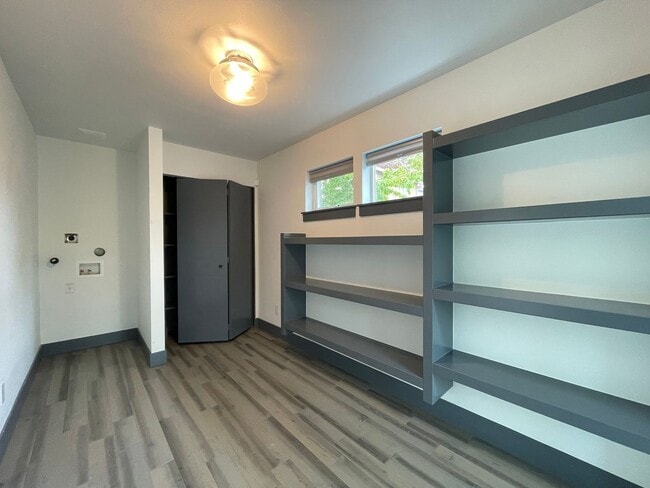 Building Photo - Charming 1Bed 1Bath Modern 2 Story Cottage with Fabulous Updates! Washer & Dryer Hook-ups!