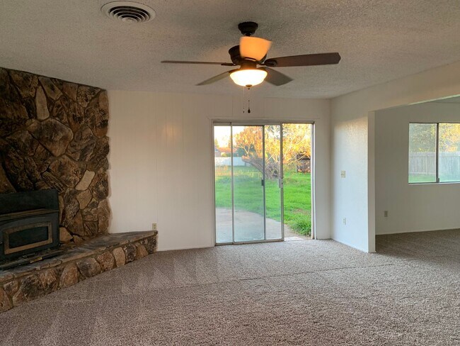 Building Photo - 4 bedroom home in convenient location on Alta Mesa Dr.