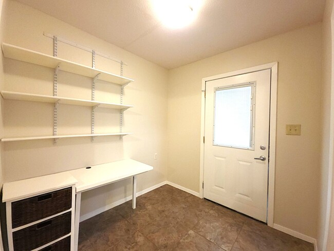 Building Photo - Welcome to this charming 3 bedroom, 2 bath...