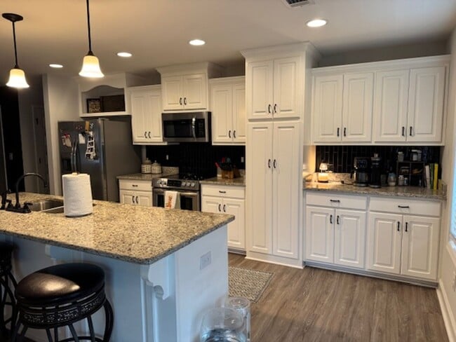 Building Photo - 4br/2ba Pet friendly 1-level home in Fort ...
