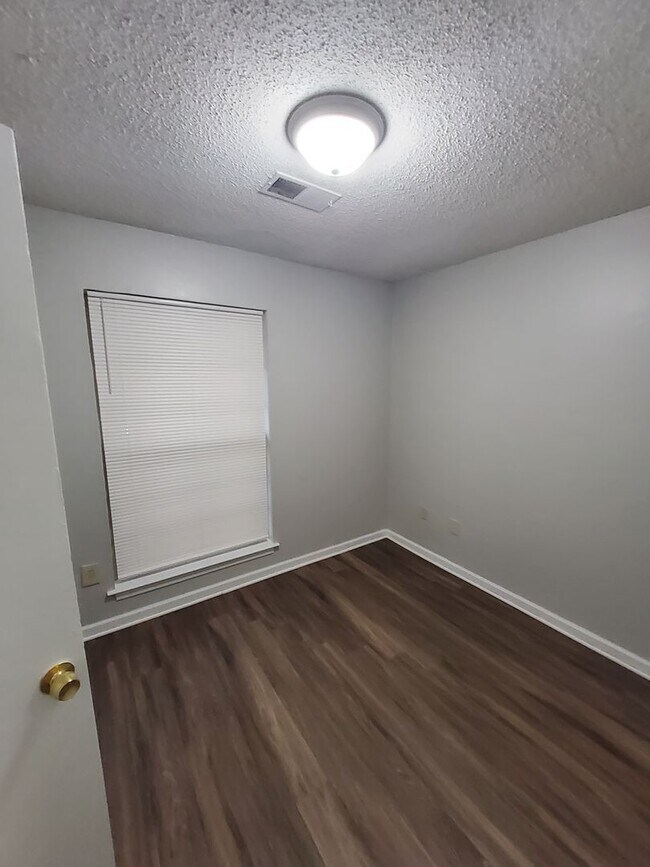 Building Photo - 5046 Gray Dr