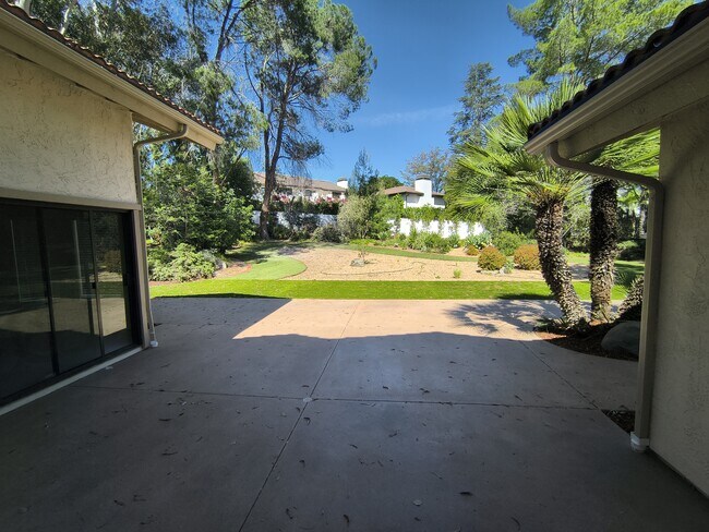 Building Photo - 462 Avenida Adobe