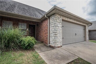 Building Photo - 3301 SW Deerfield Blvd