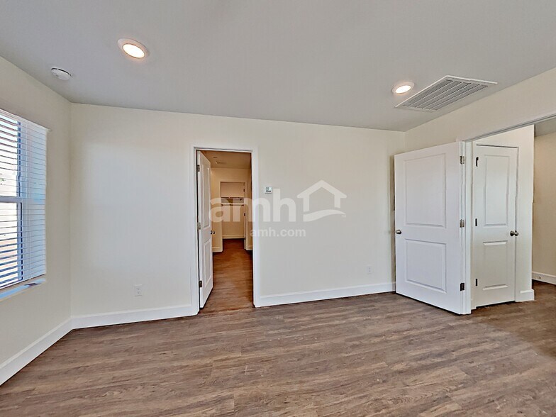 Building Photo - 5926 W Columbine Dr
