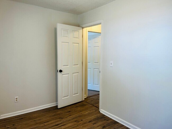 Building Photo - ***MOVE IN SPECIAL - $500 OFF 1ST MONTHS R...