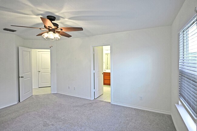 Building Photo - 512 Dakota Crk