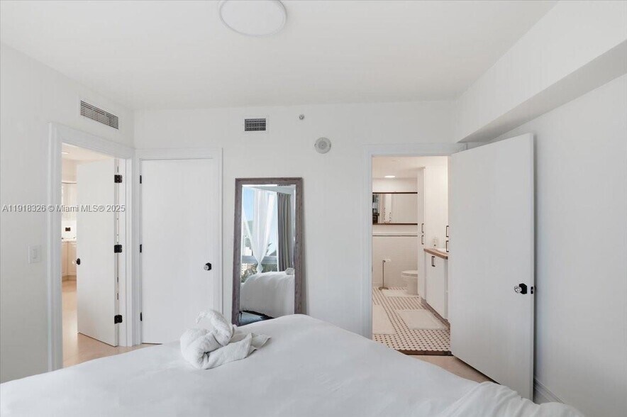 Building Photo - 350 S Miami Ave