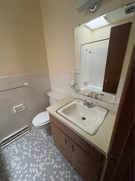 Building Photo - 1258 E Elm St