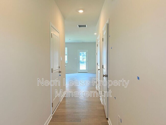 Building Photo - 529 Colette St