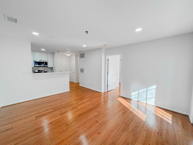 Building Photo - Freshly Renovated 1 Bed 1 Bath Condo With Balcony In Vibrant Savoy Park - Water Included