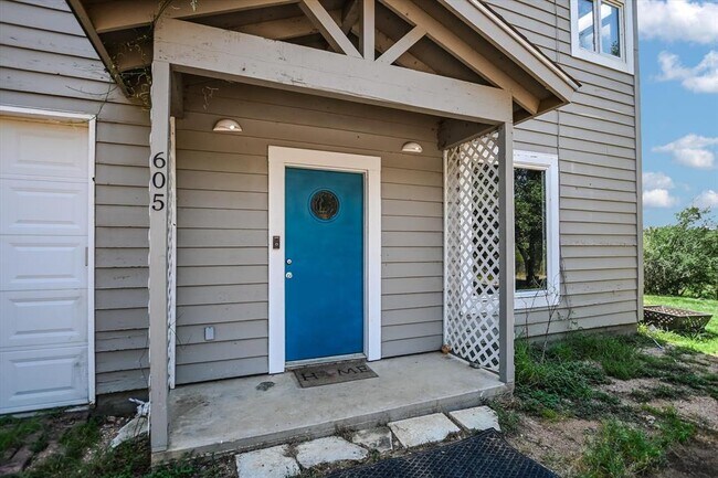 Building Photo - 605 Echo Dr