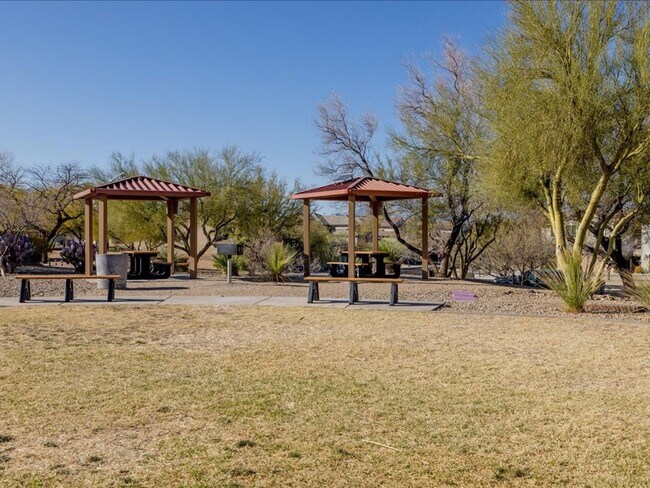 Building Photo - 4 Bedroom, 2.5 Bath COMMUNITY POOL!