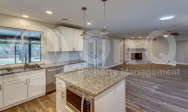 Building Photo - 2502 E Sahuaro Dr