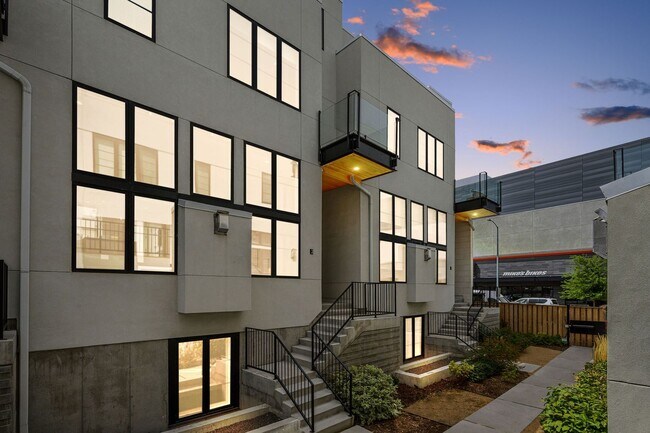 Building Photo - 818 Ash St.