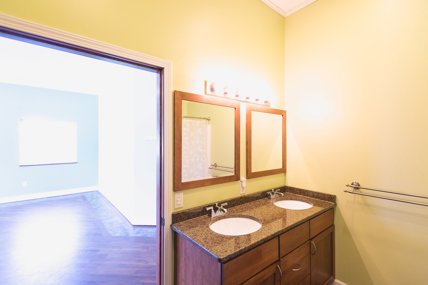 Building Photo - 208 E Montezuma Ave