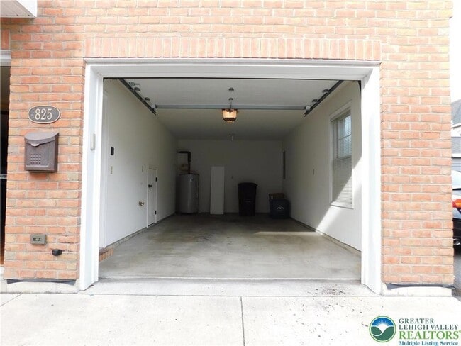 Building Photo - 821 Masslich St