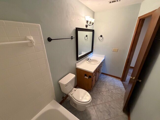 Building Photo - 3207 Shamrock St E