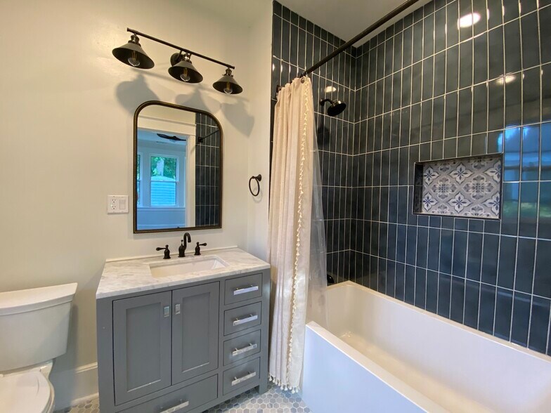 Master Bathroom - 327 N Willett St
