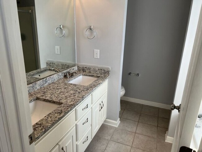 Building Photo - Cozy 3 Bed 2 Bath House! Available August ...