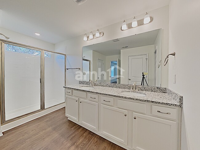 Building Photo - 303 Elmhurst Dr