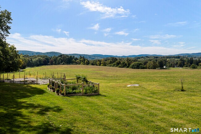 Building Photo - 121 Quaker Hill Rd