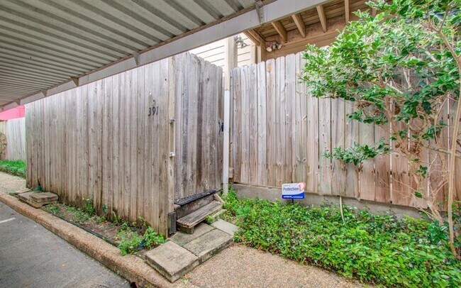 Building Photo - 2100 Tanglewilde St