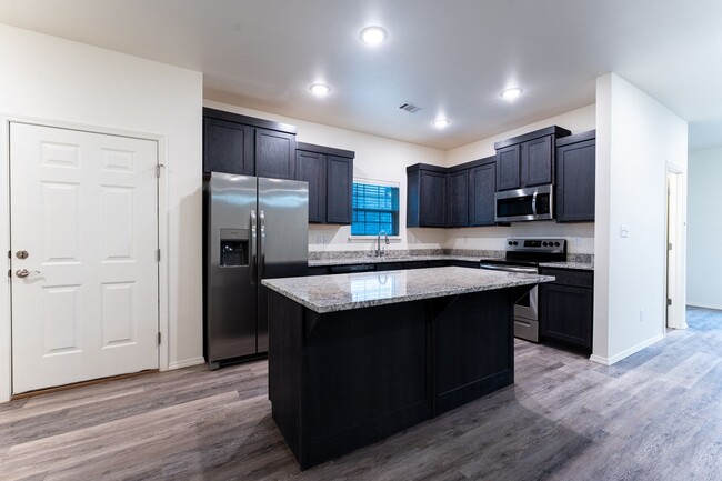 Building Photo - 4/4.5 Townhome!!
