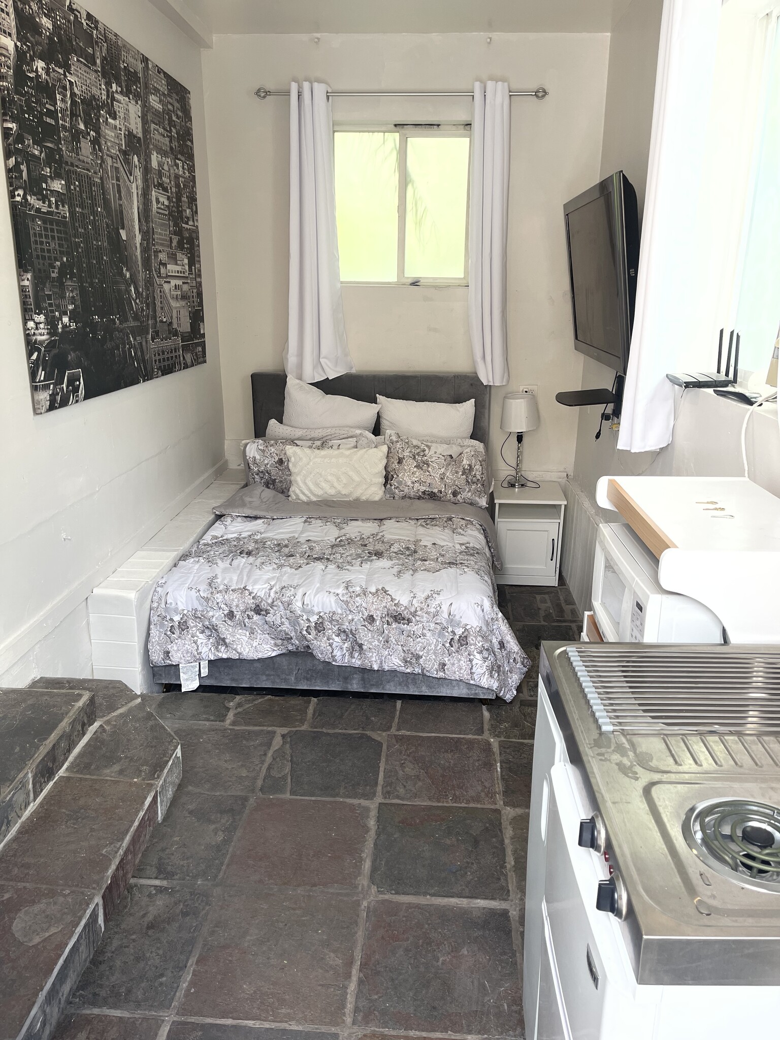 Building Photo - 2366 Nichols Canyon Rd