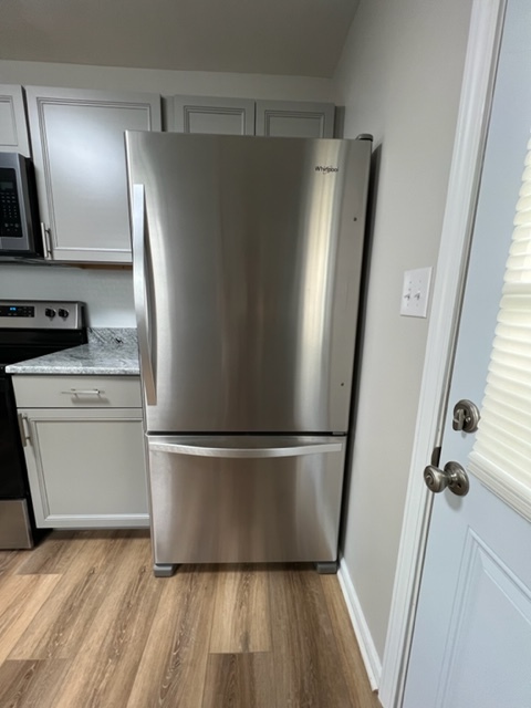 Bottom Freezer Refrigerator - 532 Forrest St