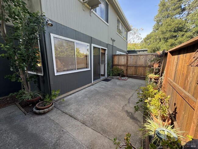 Building Photo - 1080 Los Gamos Rd