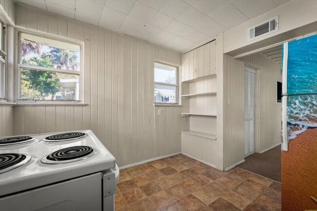 Building Photo - 725 5th Ave N