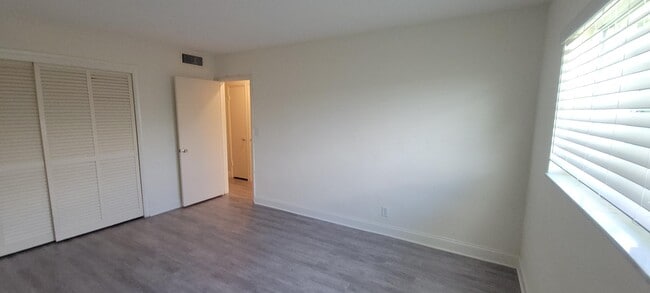 Building Photo - 2110 NE 39th St