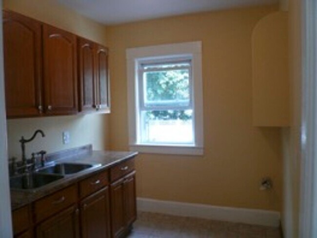 Building Photo - 112 7th St